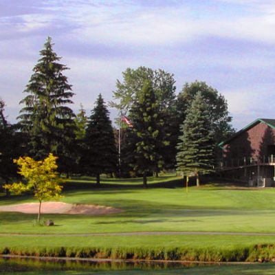 Kanon Valley clubhouse and course with pond